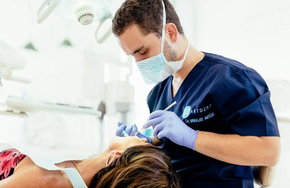 Dr. Varajti Artúr fogorvos, szájsebész érzéstelenítőt ad a pácienst a budapesti fogászati rendelőben.