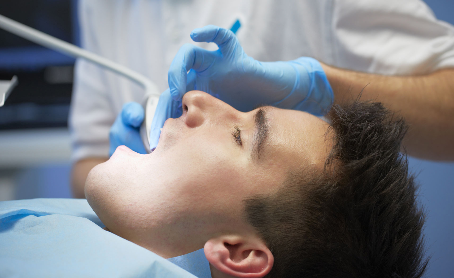 Artdent Fogászat budapesti rendelőjében Dr. Varajti Artúr fogorvos fogkőeltávolítást végez egy férfin.