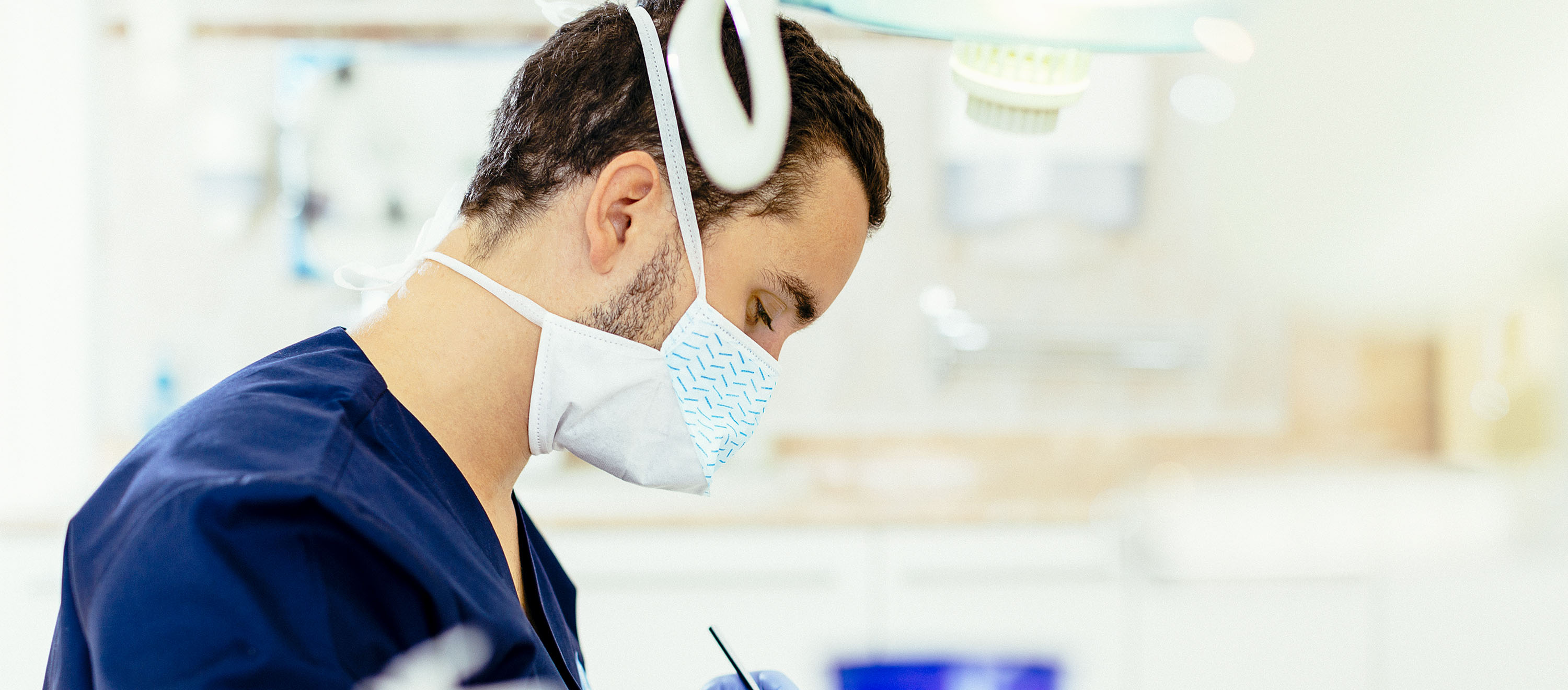 Artdent fogászat rendelőjében a szájsebész fogeltávolítást végez egy páciensen.