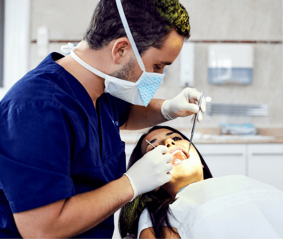 Dr. Varajti Artúr fogorvos fogpótlás közben a budapesti fogászati rendelőben.