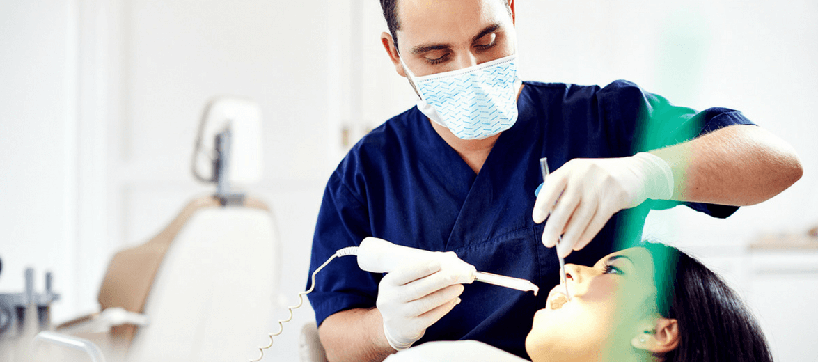 Dr. Varajti Artúr fogorvos, szájsebész ózon kezelést hajt végre egy páciense bölcsességfog eltávolítlás után.