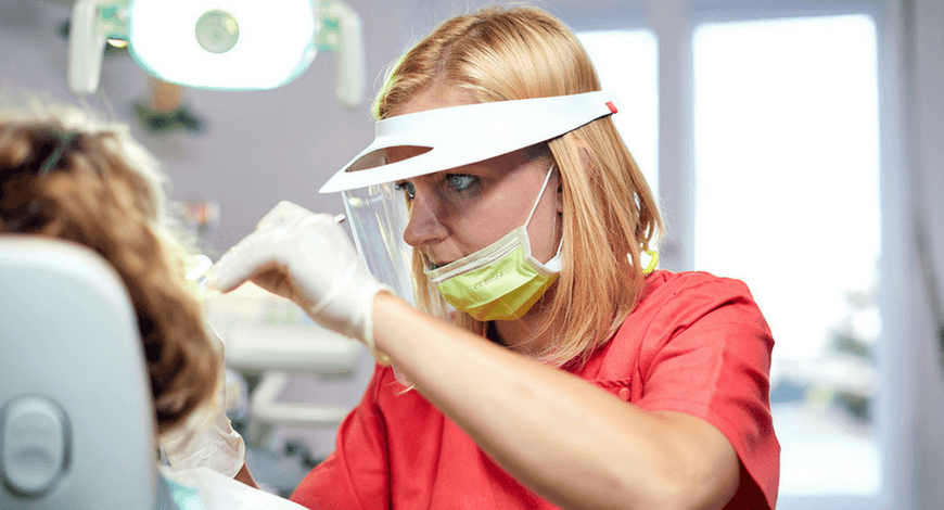 Dr. Friedreich Dóra, az Artdent fogszabályozó szakorvosa a páciens fogszabályozó készülékét állítja.