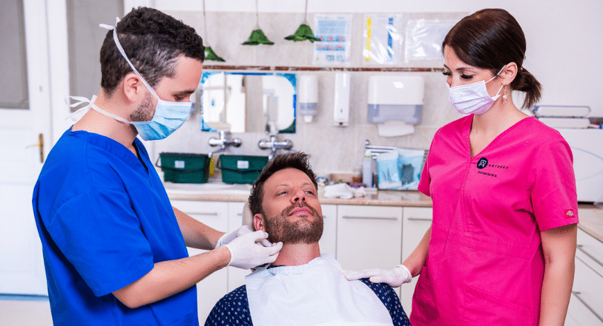 Dr. Varajti Artúr fogorvos, szájsebész szájüregi szűrővizsgálat közben a budapesti fogászati rendelőben.