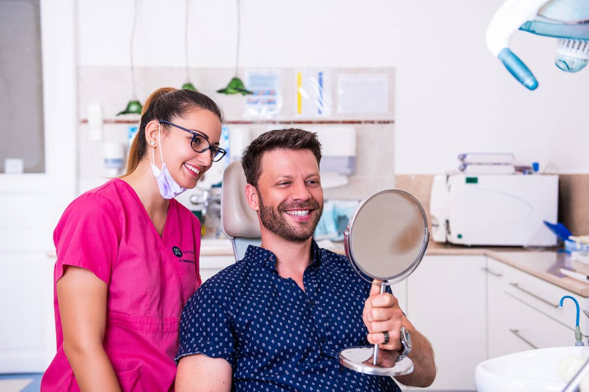 Ultrahangos fogkőeltávolítás után Dr. Ökrös Petra és páciense mosolyog.