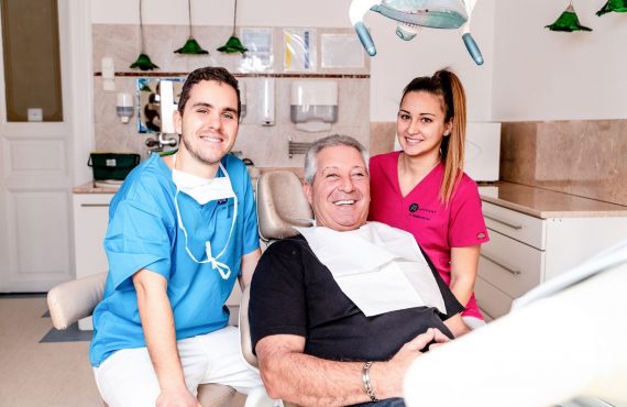 Fogimplantátum műtét után Dr. Varajti Artúr és páciense mosolyog a budapesti fogászati rendelőben.