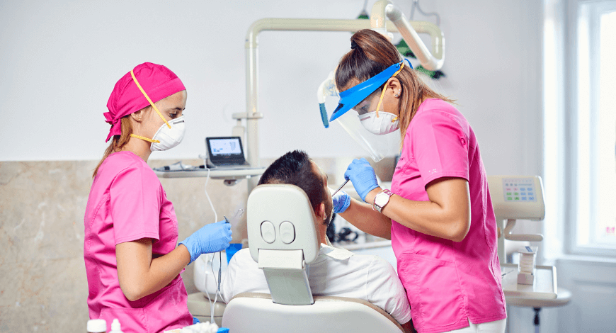 Dr. Ökrös Petra vizsgál egy páciens a budapesti fogszáton.