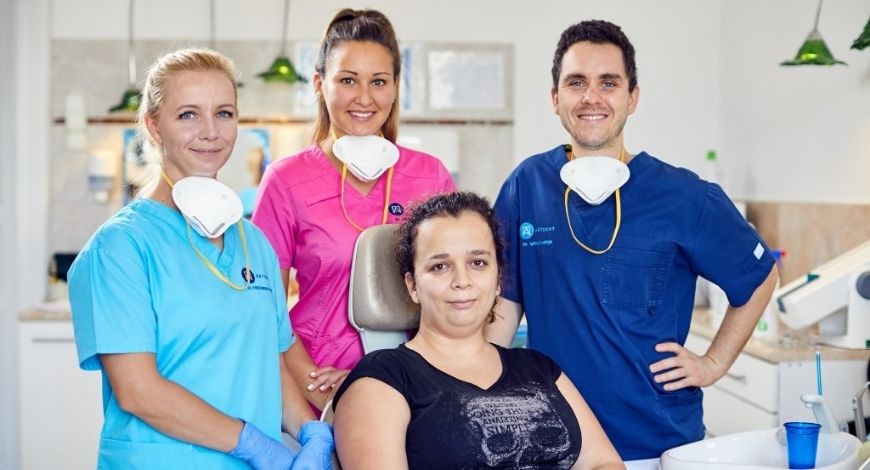 Konzultáció a felnőttkori fogszabályozásról az Artdent Fogászat rendelőjében - fogorvosok és az elégedett páciens