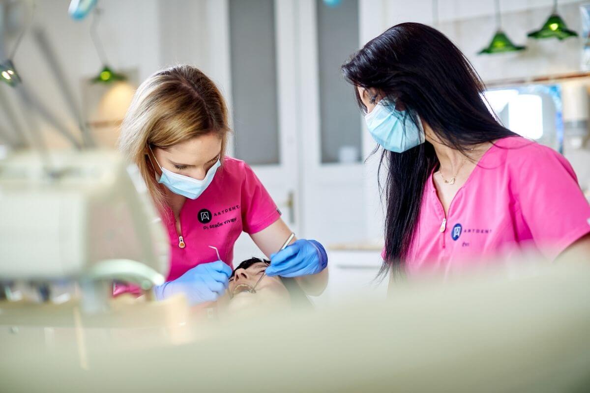 Az Artdent fogászai szájüregi vizsgálatot végeznek egy páciensen