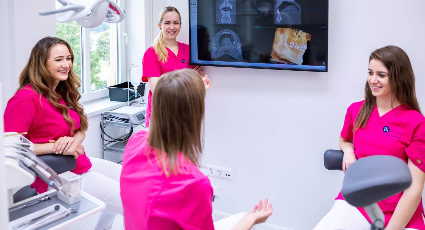 Az Artdent fogászat szakorvosa egyeztetnek egy CT felvételt.