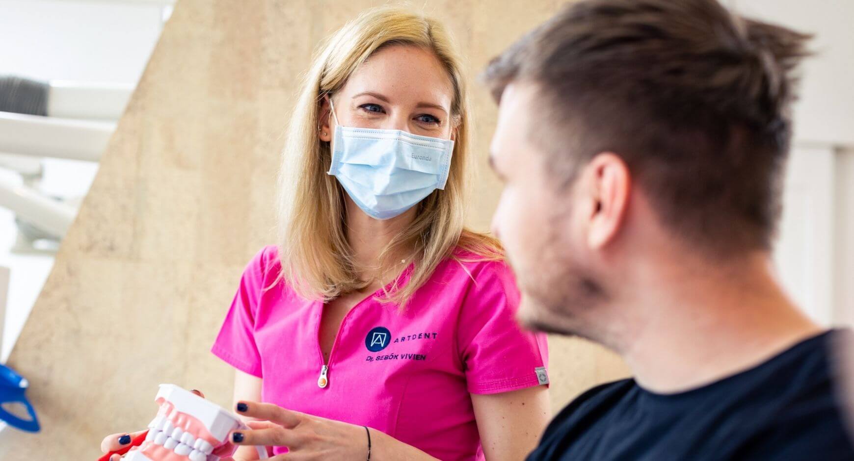 Dr. Sebők Vivien fogorvos szájüregi rákszűrés közben beszélget a pácienssel.