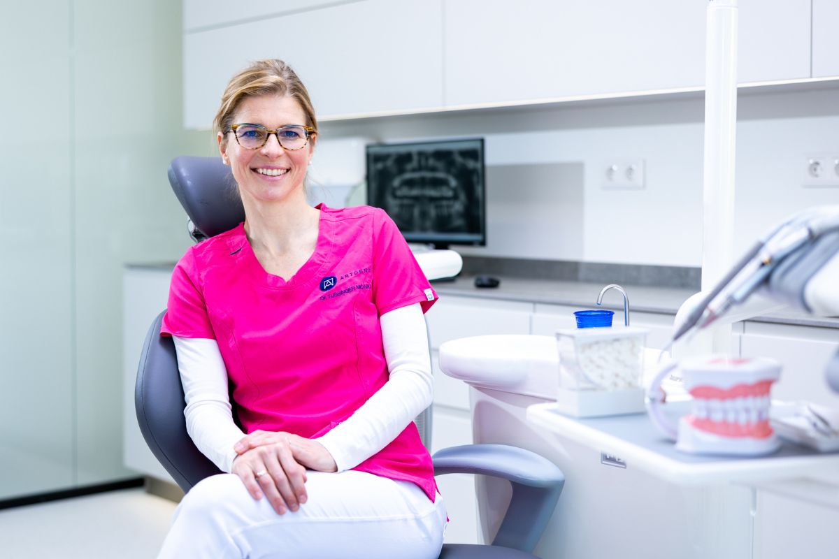Dr. Tussinger Mónika fogszabályozó szakorvos.