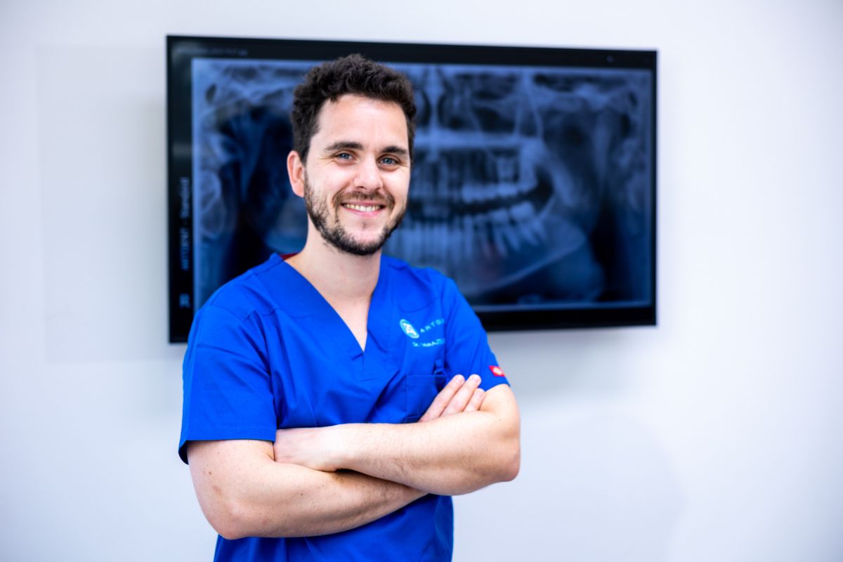 Dr. Varajti Artúr fogorvos, szájsebész, az Artdent fogászat és szájsebészet főorvosa.
