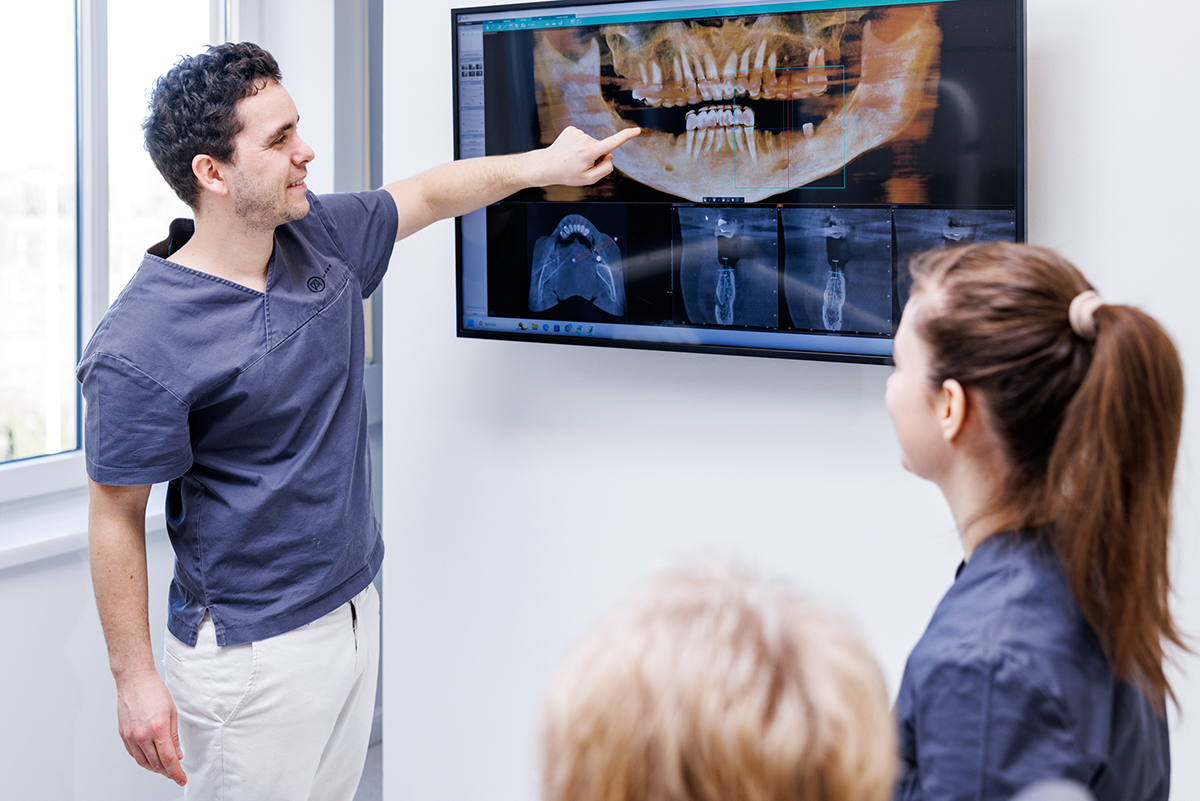 artdent-fogaszati-implantatum-blog-004 Dr. Varajti Artúr a fogászati implantátumról beszél a röntgenkép előtt | Artdent Fogászat és Szájsebészet, Budapest| Artdent Fogászat és Szájsebészet, Budapest