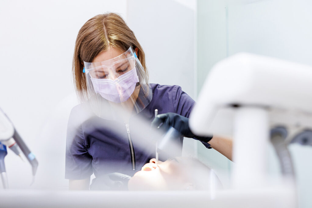 Dr. Haris Márta ultrahangos fogkő-eltávolítás közben | Artdent Fogászat és Szájsebészet, Budapest