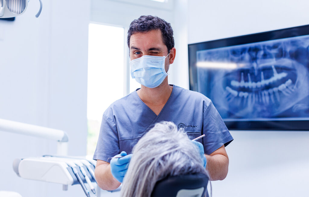 Dr. Varajti Artúr ultrahangos fogkő-eltávolítás közben | Artdent Fogászat és Szájsebészet, Budapest