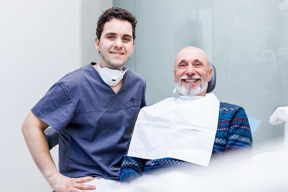 teljes-fogsor-implantatumra-fix-vagy-kiveheto-1 Az Artdent implantológusa és páciense a teljes fogsor pótlása után | Artdent Fogászat és Szájsebészet, Budapest