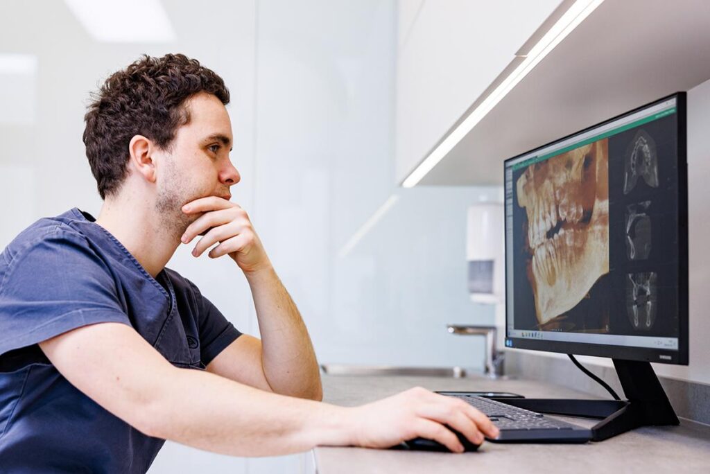 Az Artdent implantológusa 3D CT-felvételen tervezi a teljes fogív pótlását | Artdent Fogászat és Szájsebészet, Budapest