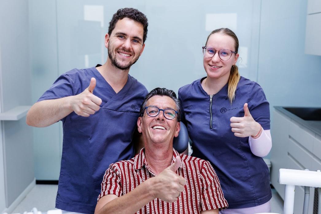 artdent-fogimplantatum-velemenyek-mit-erdemes-kiszurni-hero Dr. Varajti Artúr szájsebész fogimplantátum konzultáció közben a pácienssel | Artdent Fogászat és Szájsebészet, Budapest
